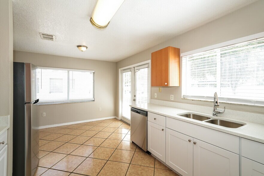 Building Photo - 10334 Summerview Cir