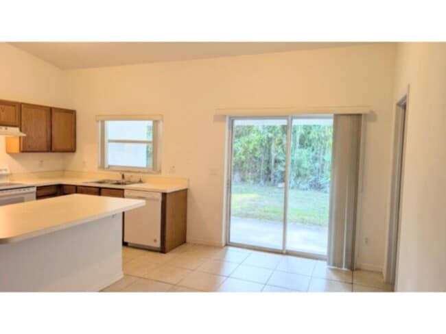 Building Photo - Duplex