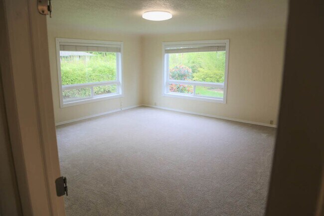 Building Photo - Seriously Spacious 5 bed 2 bath 36x20 Shop Garden Shed