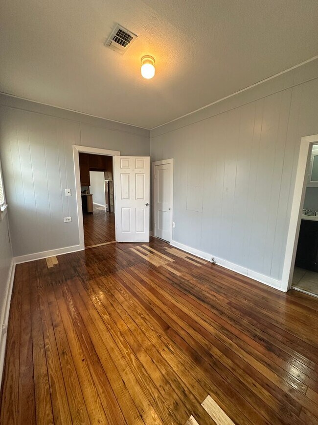 Building Photo - 1700 S Lincoln St