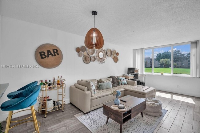 Building Photo - 9431 Live Oak Pl