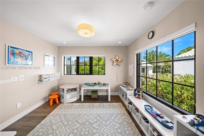 Building Photo - 5728 Pine Tree Dr