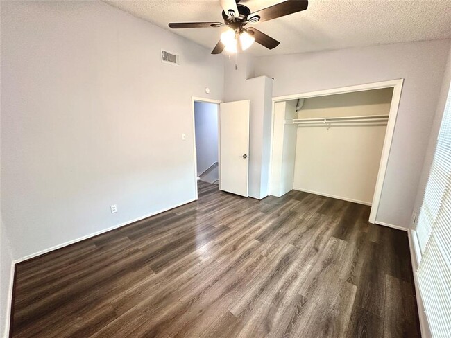 Building Photo - 3822 Southway Dr