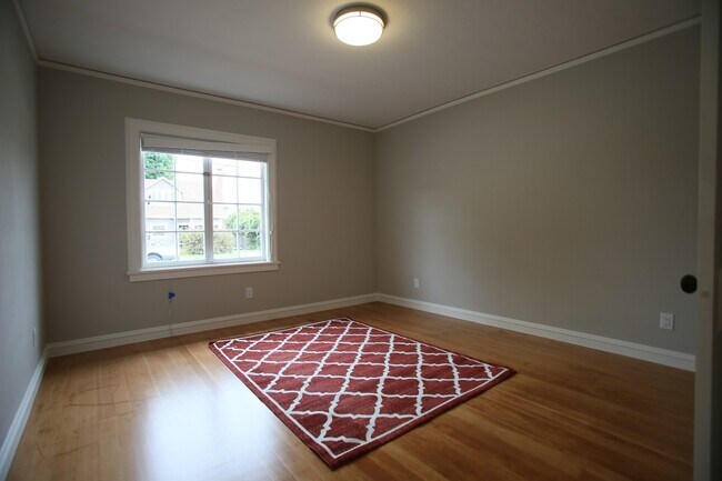 Building Photo - Laurel Street Triplex