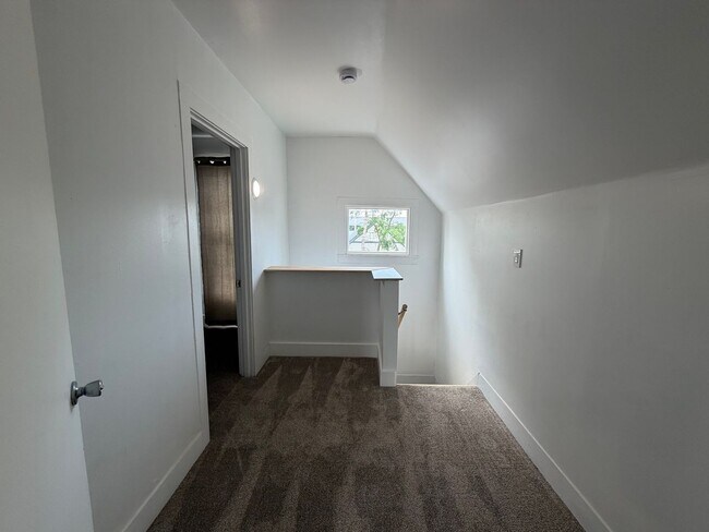 Building Photo - 4 Bedroom updated home in Grand Rapids