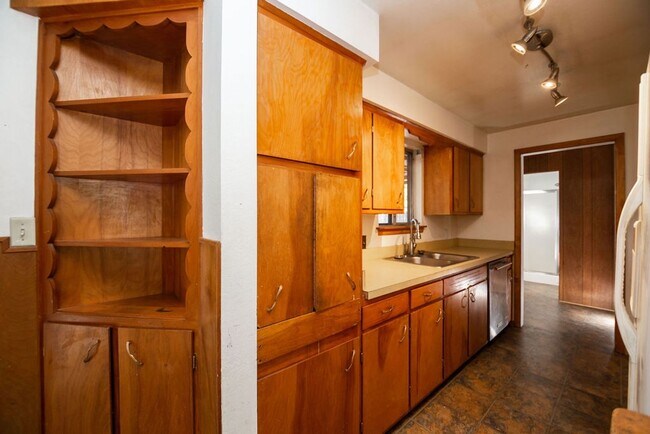 Building Photo - Charming 4 Bedroom, 1.75 Bath Brick Ranch Near Old Town!