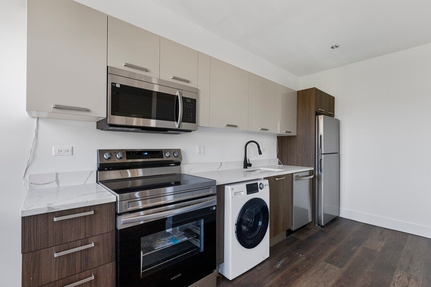 Building Photo - 1555 W Hollywood Ave