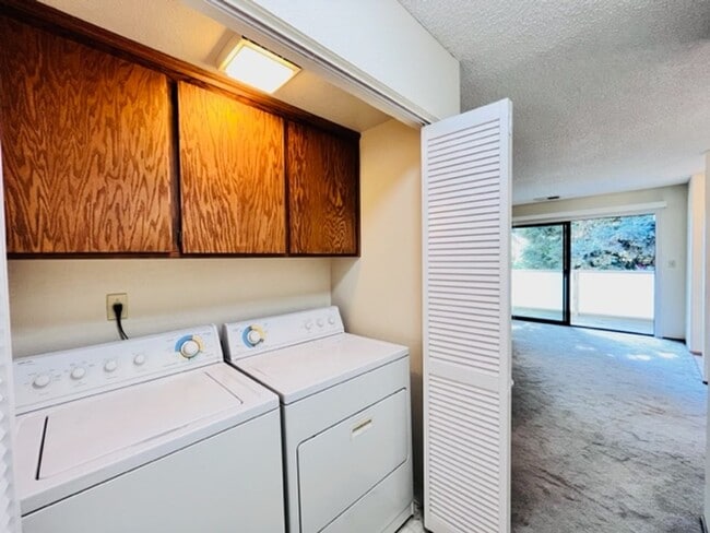 Building Photo - Move-In Ready, 2BD/2BA, Upper-Level, Singl...