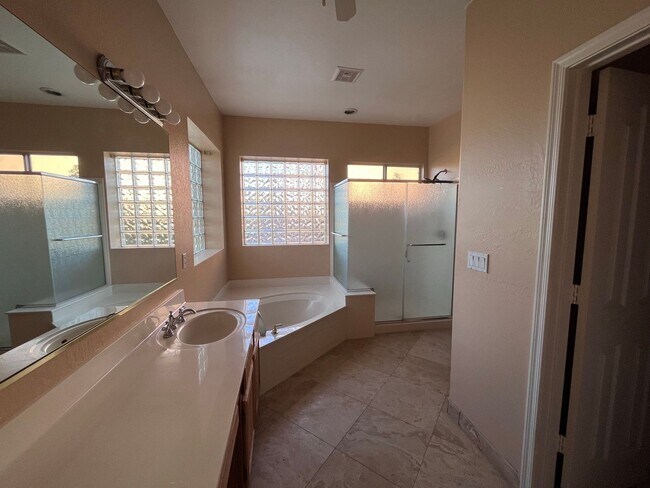 Building Photo - 4746 W Carla Vista Dr