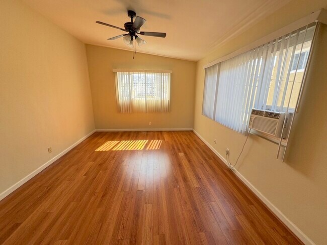 Building Photo - 521 S Manhattan Pl