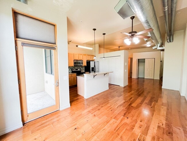 Building Photo - Fantastic Studio Condo in Old Town