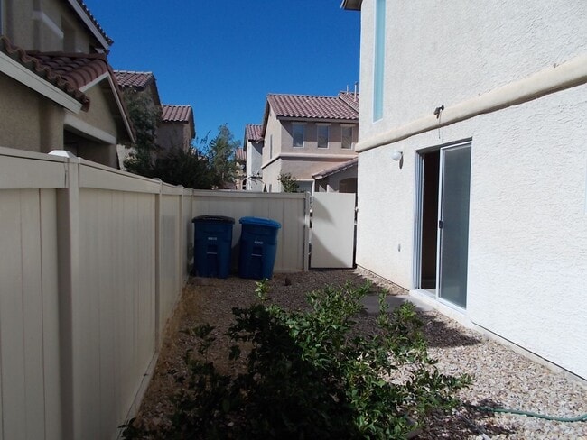 Building Photo - Beautiful 3-Bedroom Two-Story Home in Well...