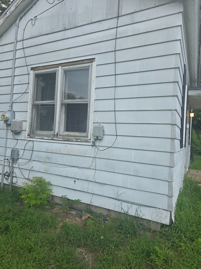 Building Photo - 1021 Maple St