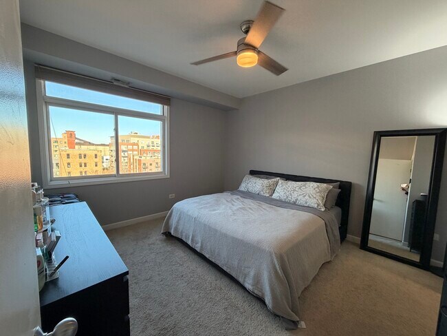 Building Photo - 680 N Green St