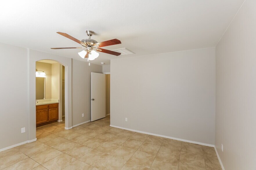 Building Photo - 10632 W Sonora St