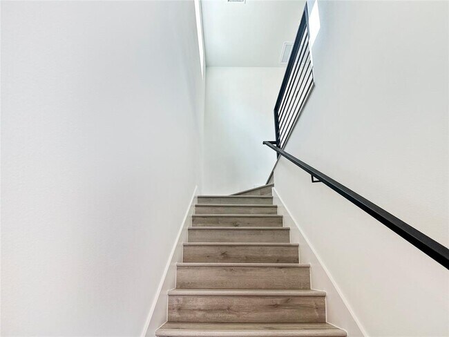 Building Photo - 6107 Begonia Cir