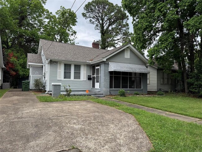 Building Photo - 2243 Winona Ave