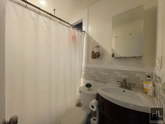 Building Photo - Prime Location!!! Spacious 1 bedroom with ...