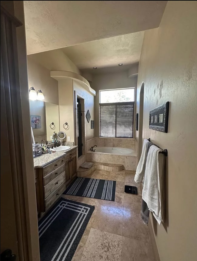 Building Photo - 6 Bed/3.5 Bathroom house in Herriman