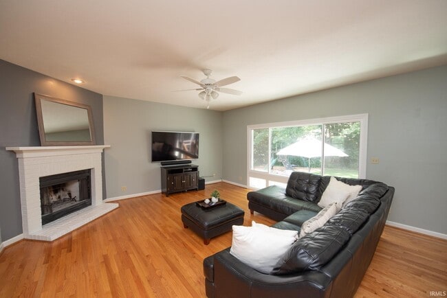 Building Photo - 3801 W Capilano Dr