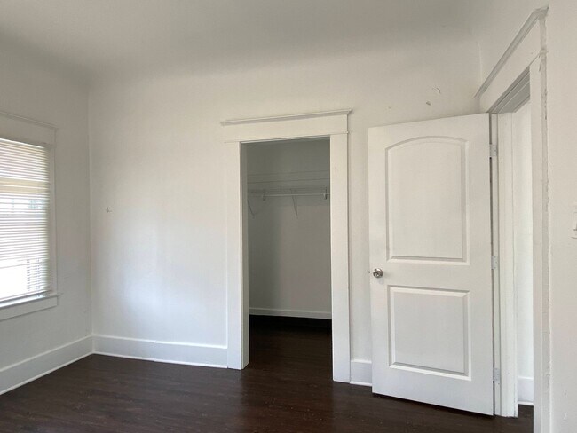 Building Photo - Two Bed, One Bath Apartment Located Downtown