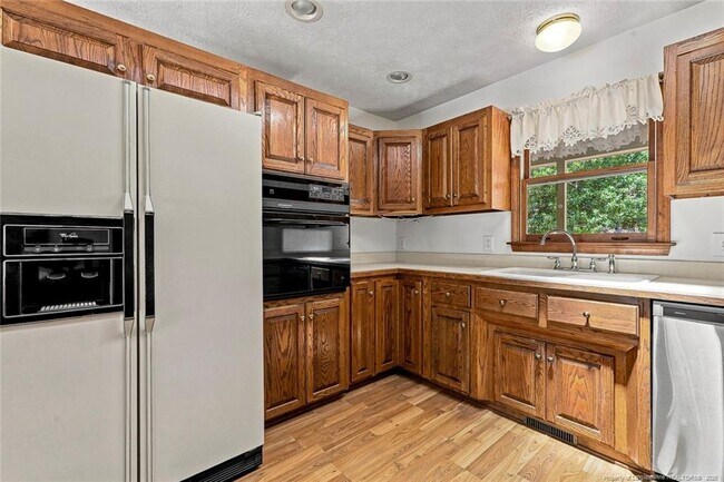 Building Photo - 709 Essex Ct