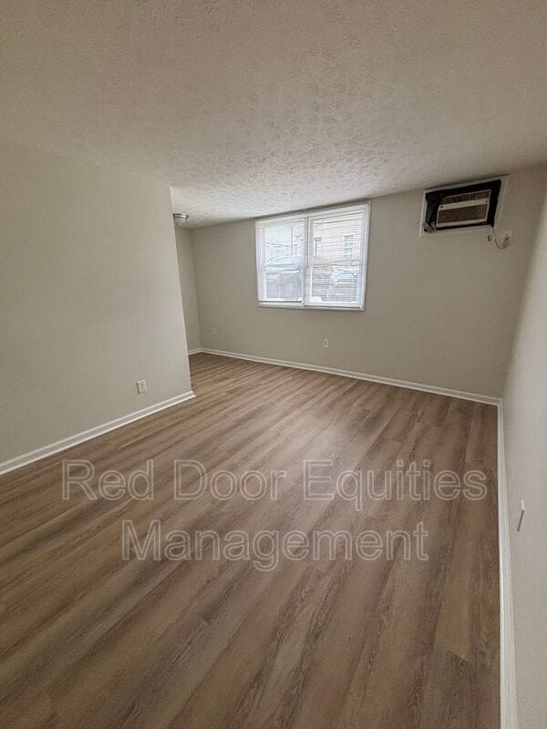 Building Photo - 709 W 6th Ave