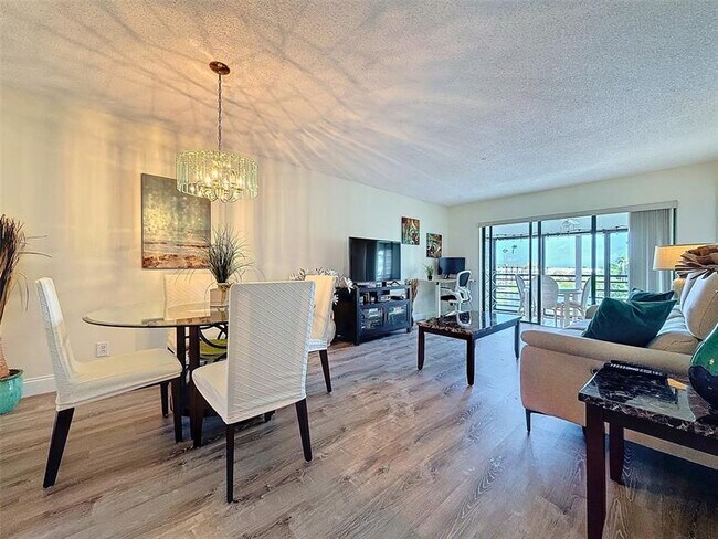 Building Photo - 2309 S Cypress Bend Dr