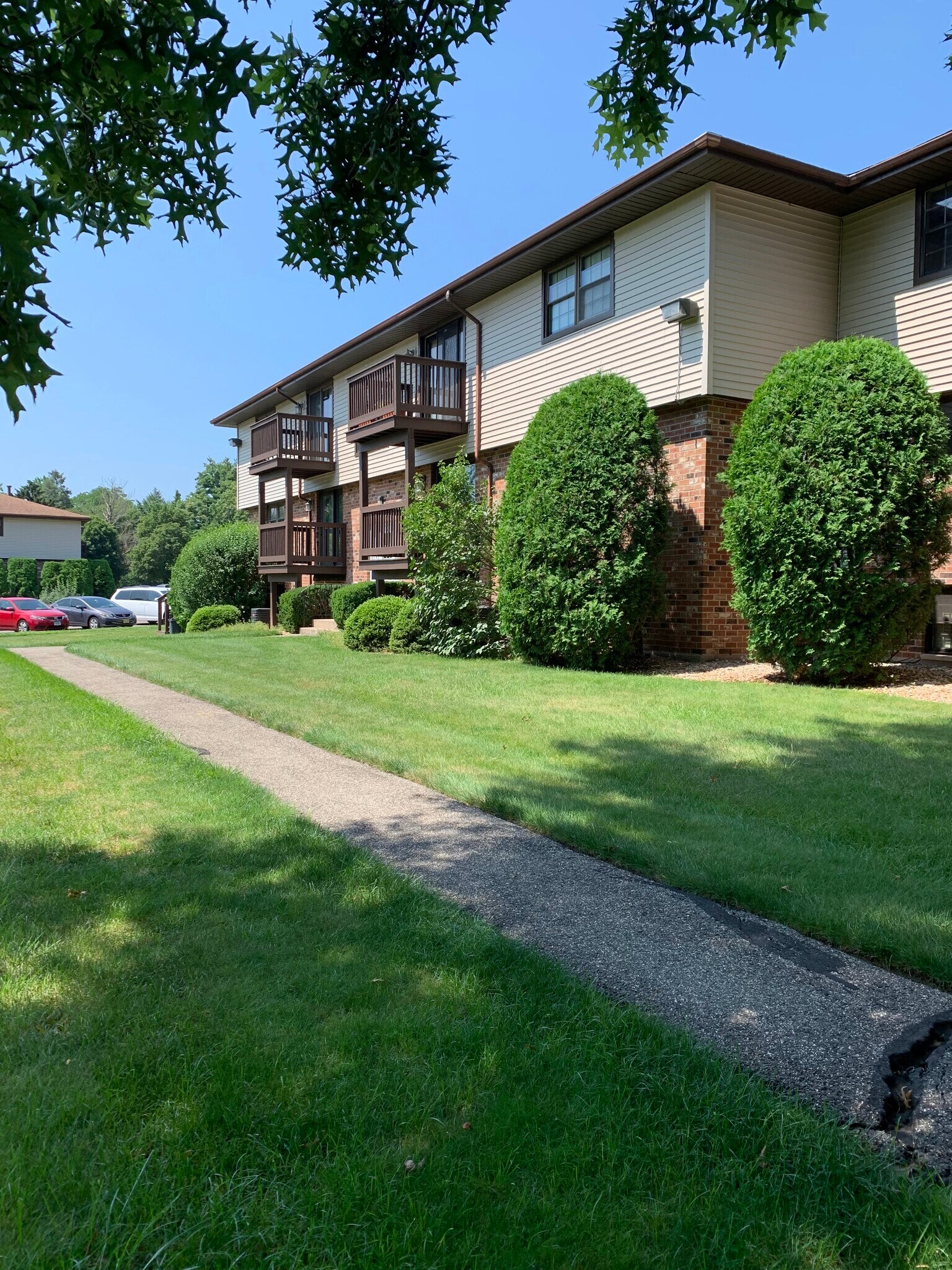 Building Photo - 18 Surrey Dr