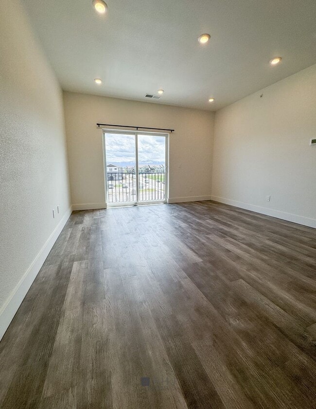 Building Photo - BRAND NEW Pet Friendly 1 bed/ 1 bath apart...