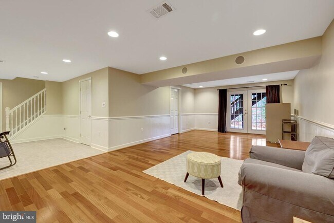 Building Photo - 2230 Carmichael Dr