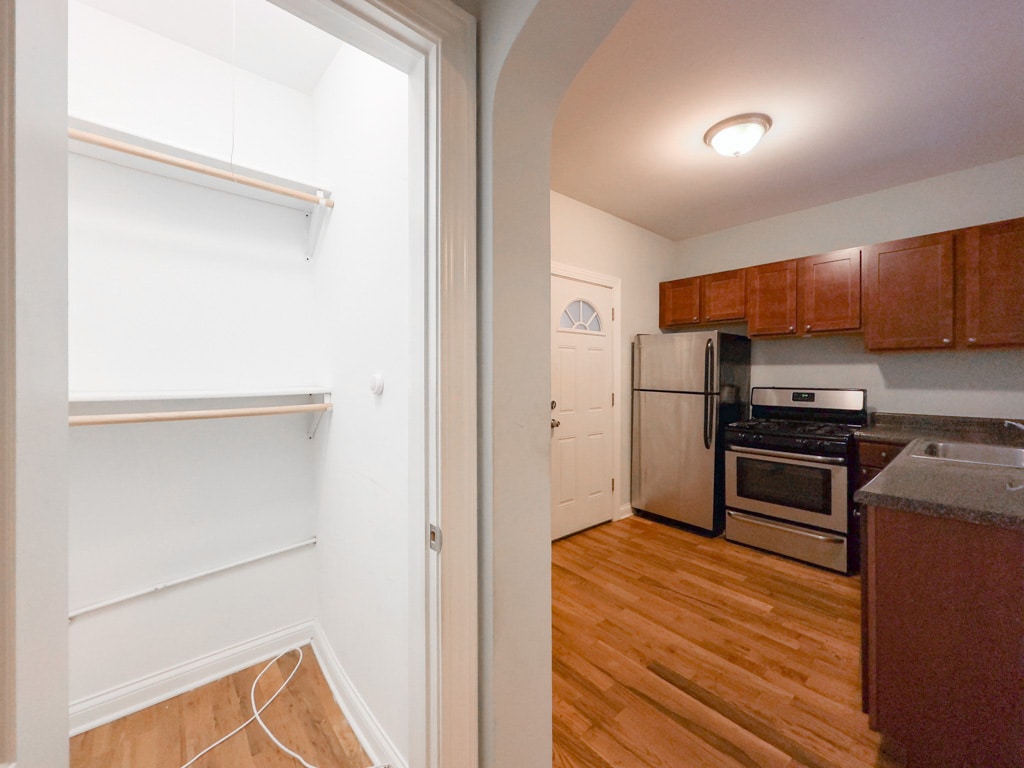 Building Photo - 4424 N Wolcott Ave