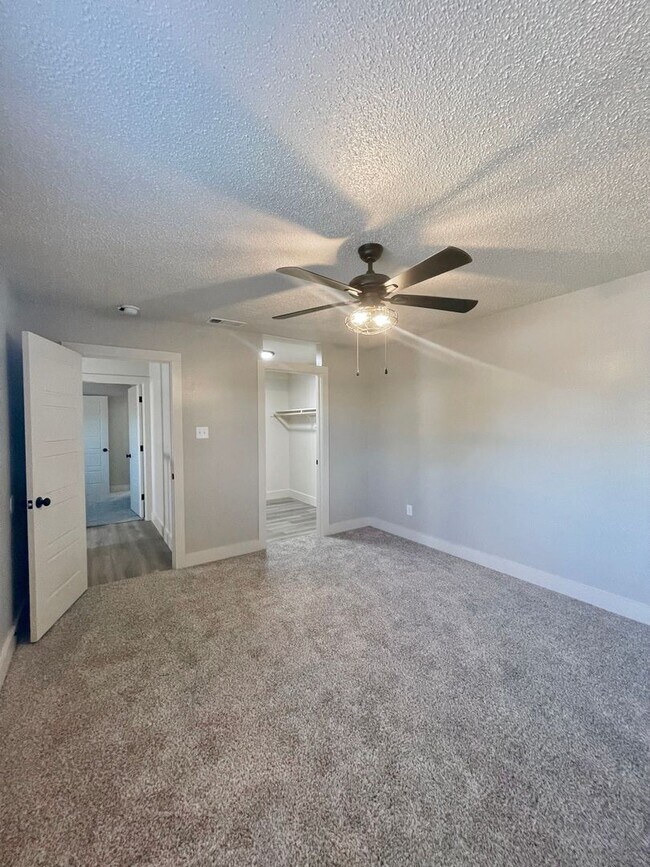 Building Photo - 1226 Royal Crest Dr