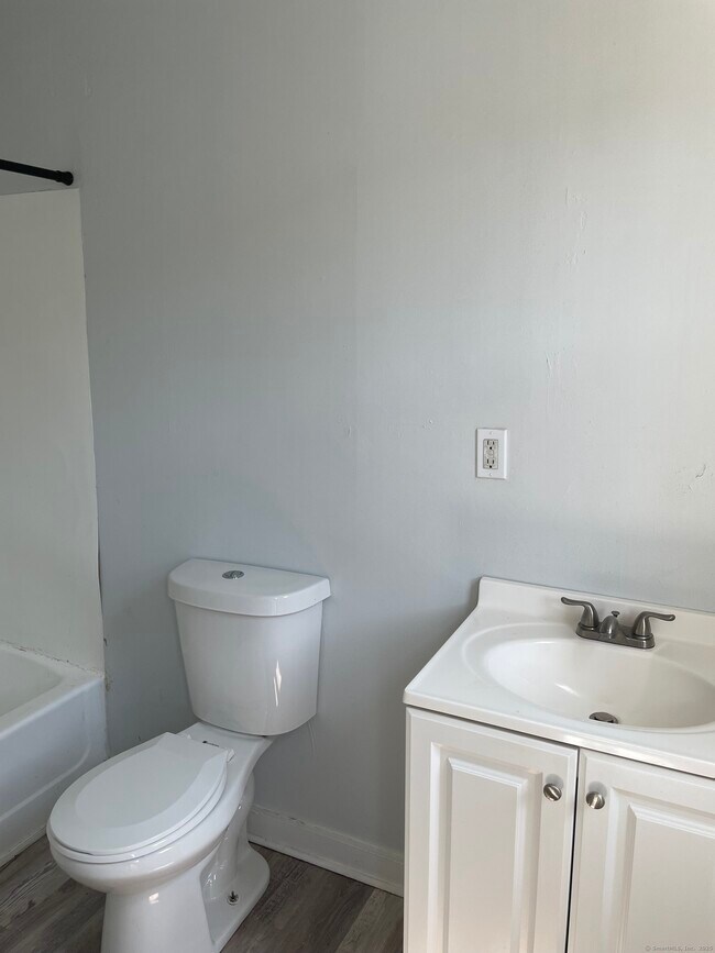 Building Photo - 204 Alder St