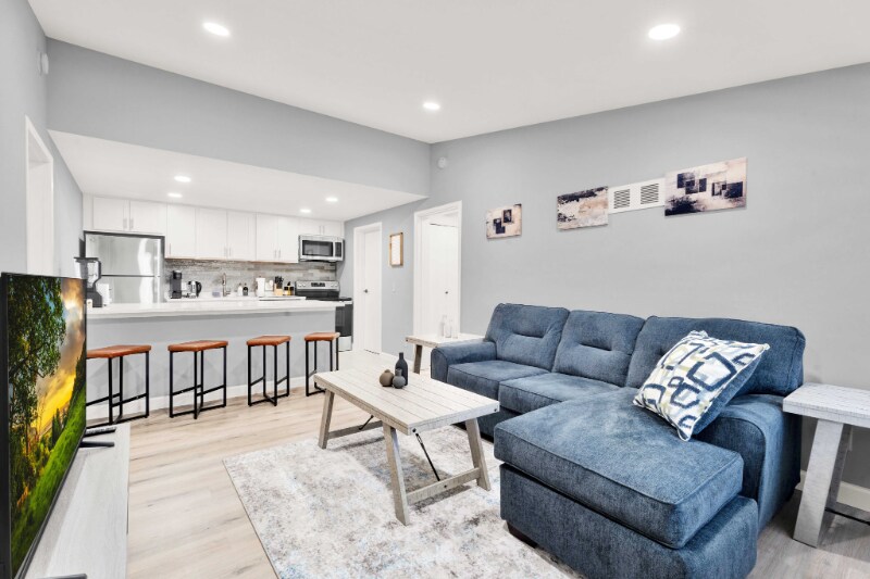 Building Photo - 6 Roanoke Ln