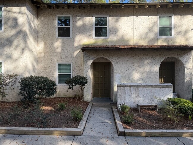 Building Photo - Updated Townhouse on the North End of Hilton Head