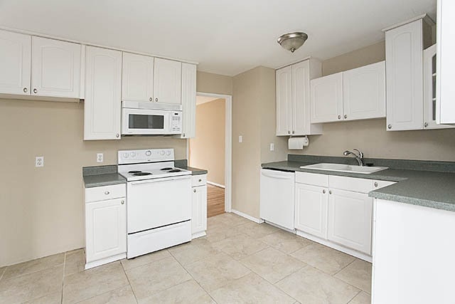 Building Photo - Charming Brick Ranch on a Spacious, Wooded...
