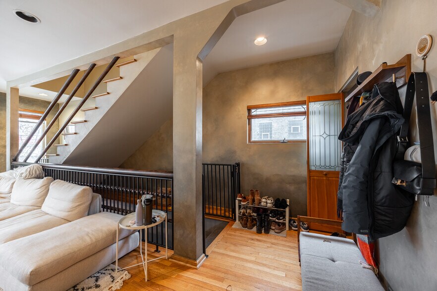 Building Photo - 1224 W Augusta Blvd