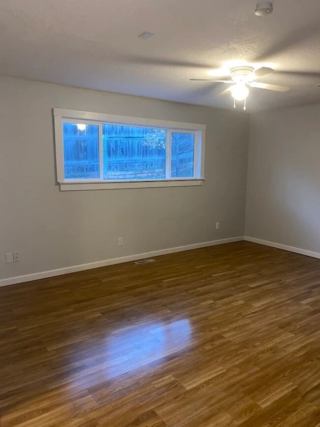 Building Photo - ~ RENT SPECIAL ~ HOLIDAY MERRINESS ~ 2 Bedroom, 1 bathroom West Side Apartment For Rent