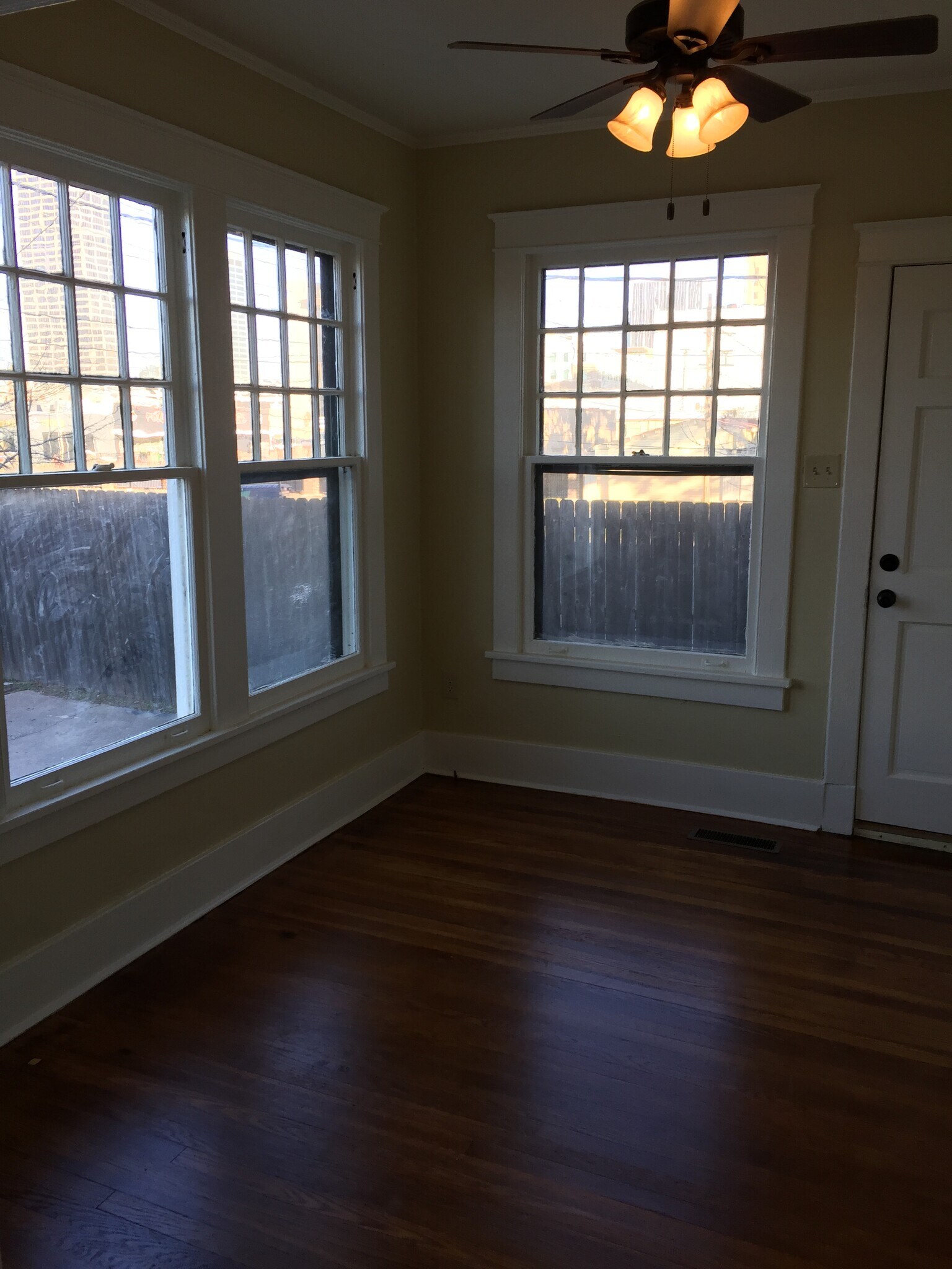 Bonus/office with perfect natural light - 1004 Scott St