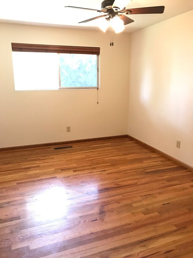 Building Photo - 3824 W Greenbrier Dr