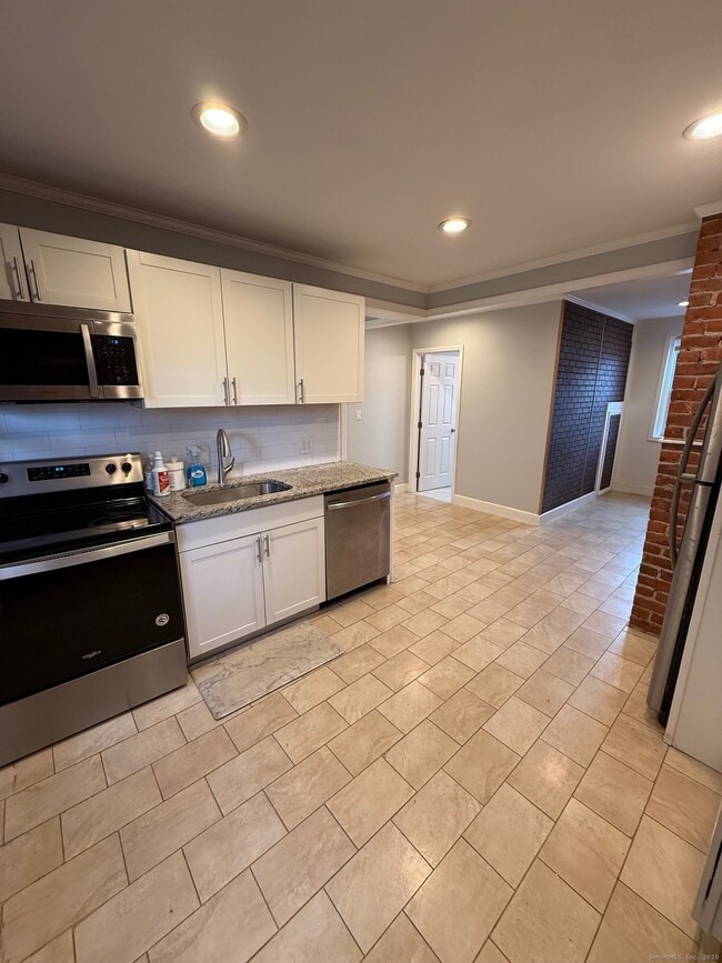 Building Photo - 359 W Main St