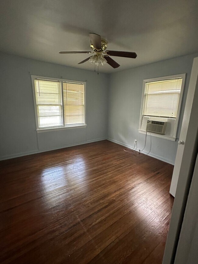 Building Photo - 3 bedroom/1 bath house!