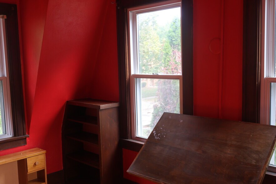 Adjoining sunroom - 711 W Ohio St