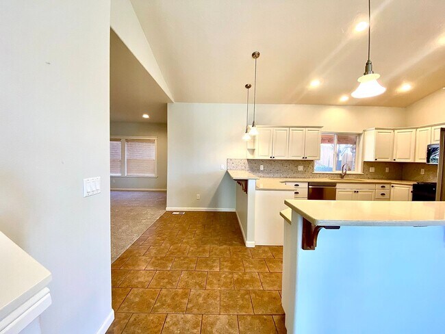 Building Photo - 3 Bedroom 2.5 Bath, 3 Car Garage w/Gorgeous Exterior