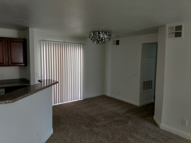 Building Photo - ***MOVE IN SPECIAL*** 3 Bedroom 2 bathroom Northwest condo