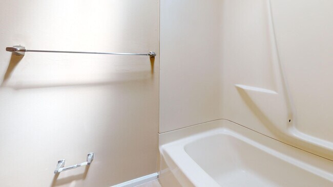 Building Photo - Classic 3 Bedroom with Washer/Dryer | Ches...