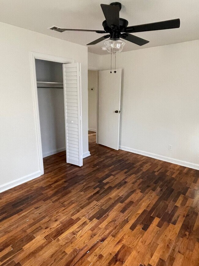 Building Photo - 2 Bed / 2 Bath with office space Home for Rent – Renovated Kitchen & Fenced Backyard