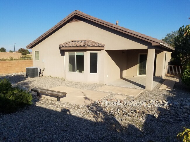 Building Photo - 4 bed 2 bath home in Huning Ranch.