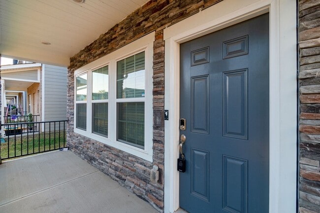 Building Photo - Beautiful and Spacious Home in the Heart of Pineville!